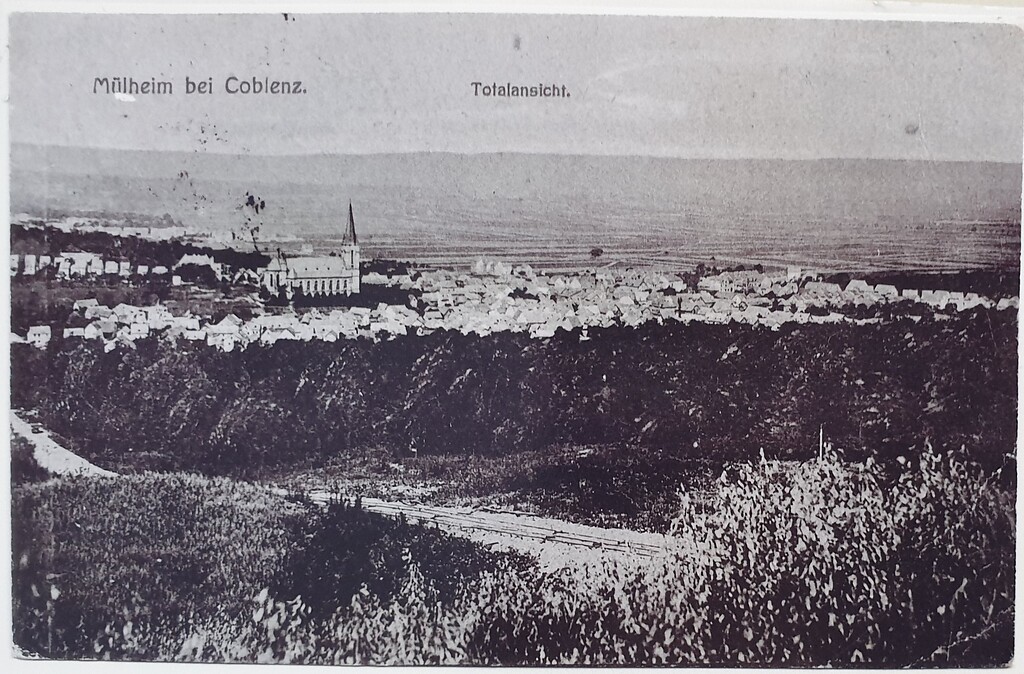 Historische Postkarte von Mülheim-Kärlich mit Schienen der Dampflok im Bildvordergrund (gelaufen um 1910).