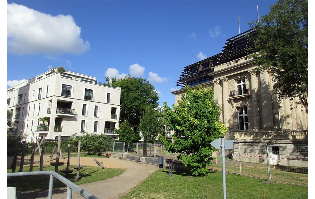 Blick auf die Südseite des Palais du Rhin in Köln-Bayenthal (2020), links im Bild die benachbarte spätere Wohnbebauung.