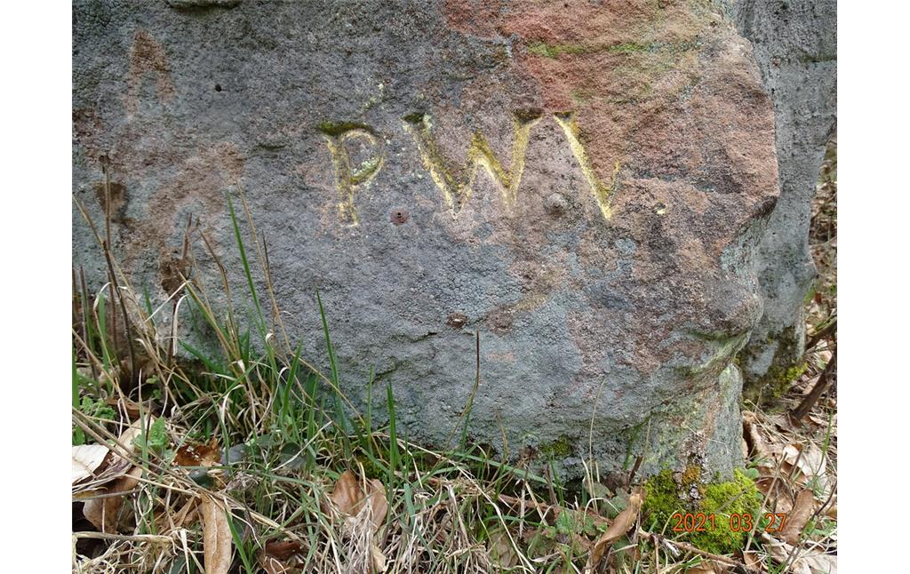 Ritterstein Nr. 83 "Boll" südöstlich von Iggelbach mit der Inschrift "P.W.V." (Abk. für Pfälzerwald-Verein) (2021).