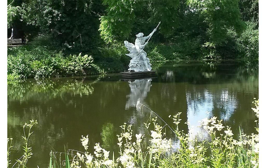 Die Bronzeskulptur "Neptun" im Weiher des Botanischen Gartens Flora in Köln-Riehl (2014).