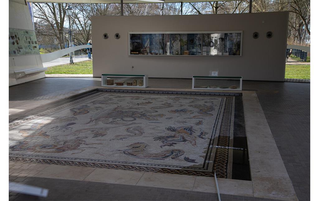 Blick in den Ausstellungspavillon des Römermosaiks in Bad Vilbel (2021)