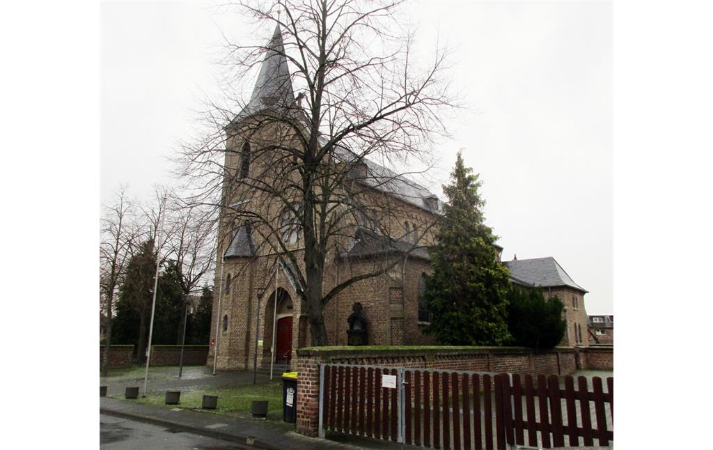 Die katholische Pfarrkirche Sankt Margaretha von 1909/10 in Köln-Libur (2024).