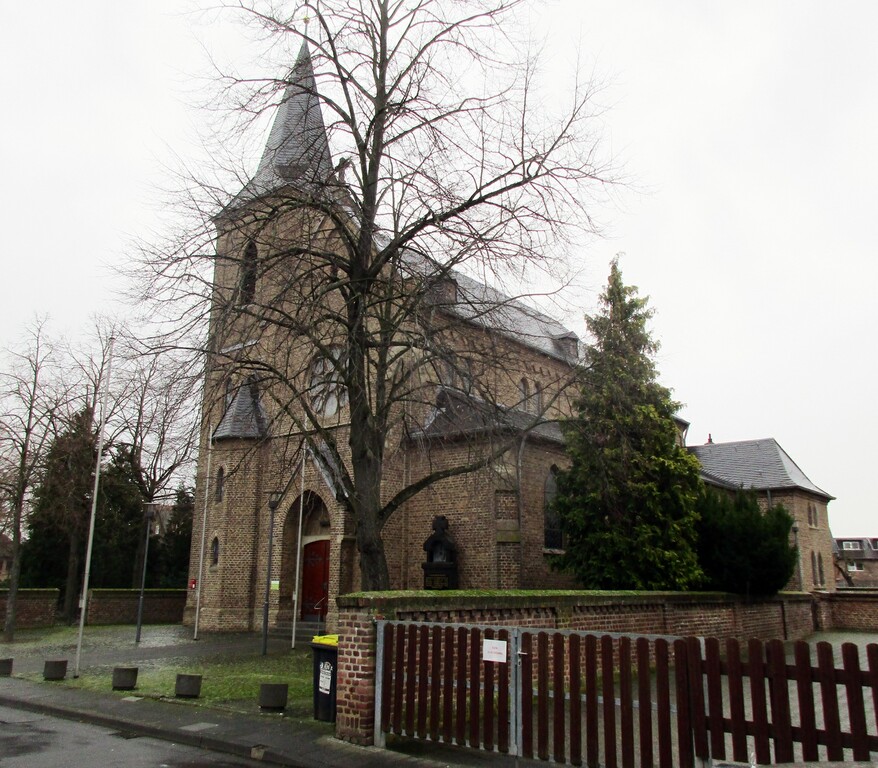 Die katholische Pfarrkirche Sankt Margaretha von 1909/10 in Köln-Libur (2024).