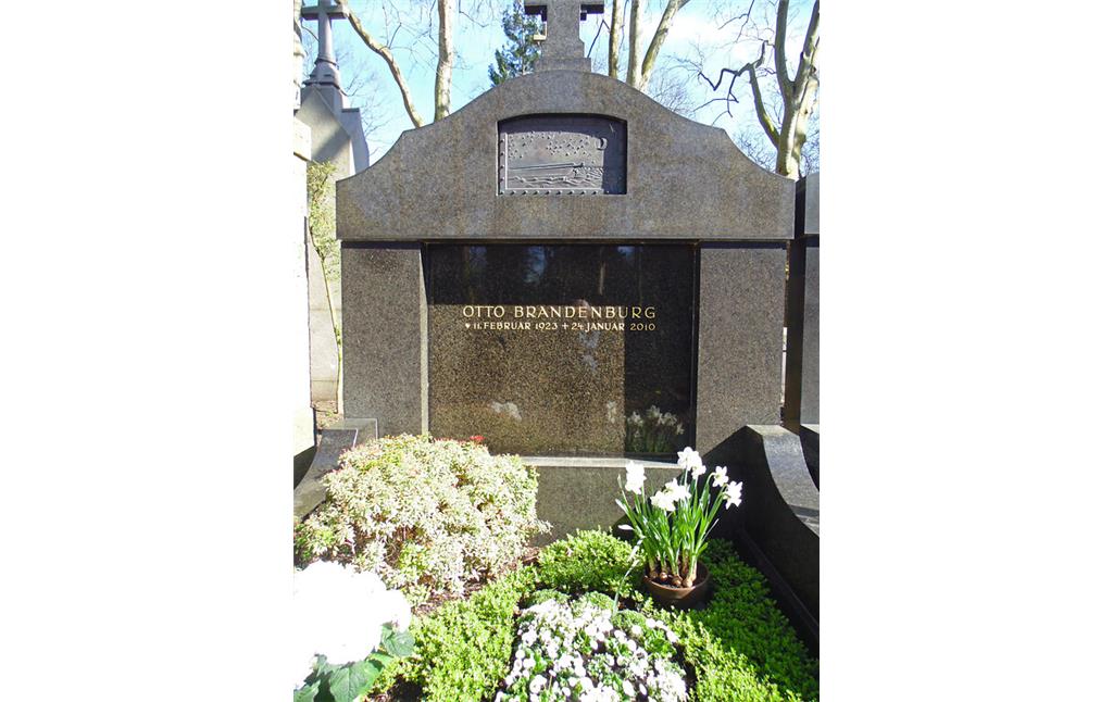 Nahaufnahme der massiven Grabstätte des Eishockeyspielers Otto Brandenburg auf dem Melatenfriedhof in Köln-Lindenthal (2020)