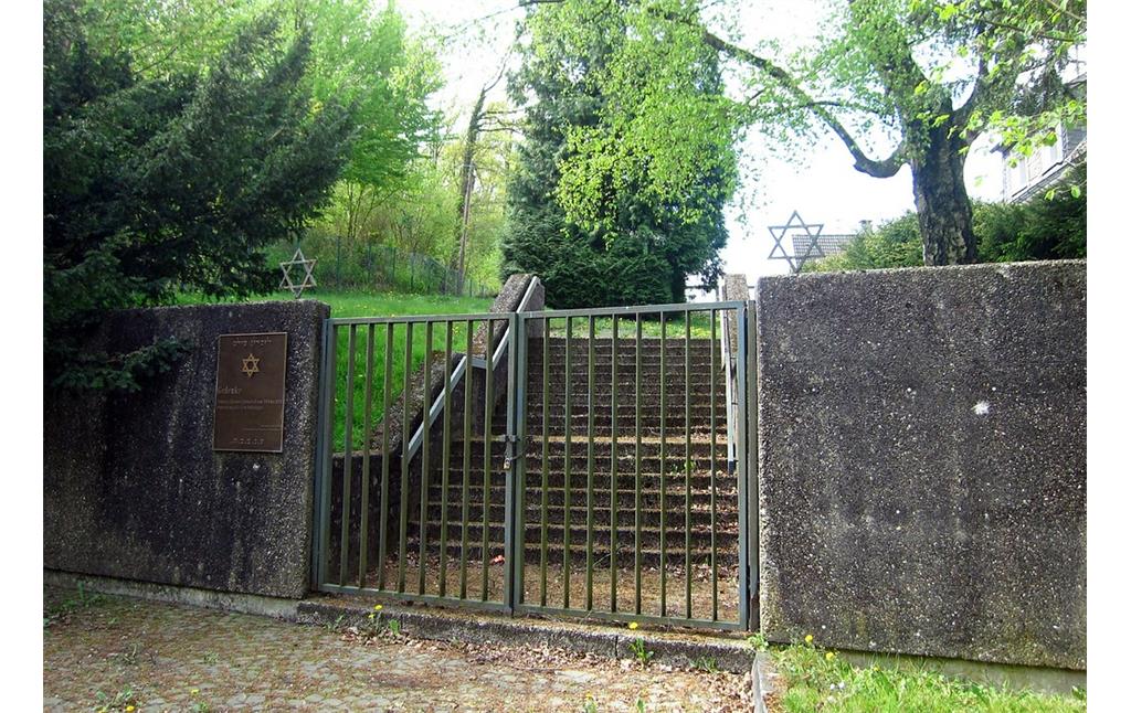 Die Friedhofsmauer und der Eingang zum jüdischen Friedhof in der Herchener Straße in Ruppichteroth (2014).