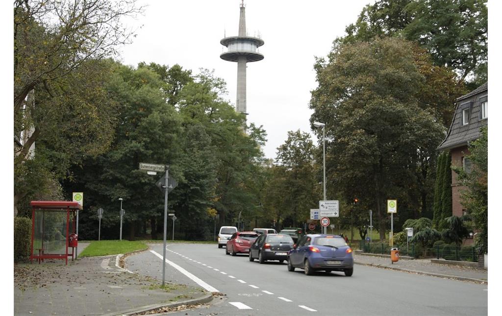An den Hauptstraßenkreuzungen durchschneiden Straßen, wie hier an der Isselstraße, den Grünzug des Weseler Glacis (2014).