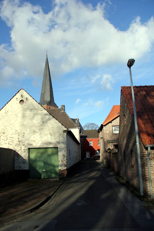 Beginnenkamp in Griethausen mit der Pfarrkirche St. Martin im Hintergrund (2016)