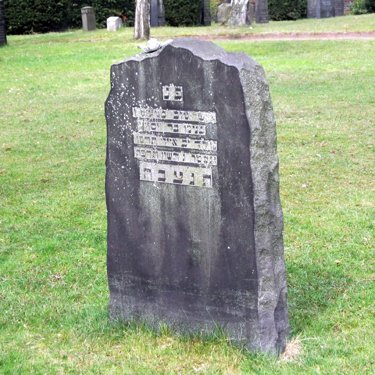 Grabstein auf dem Jüdischen Friedhof in der Klever Straße in Moers (2014)