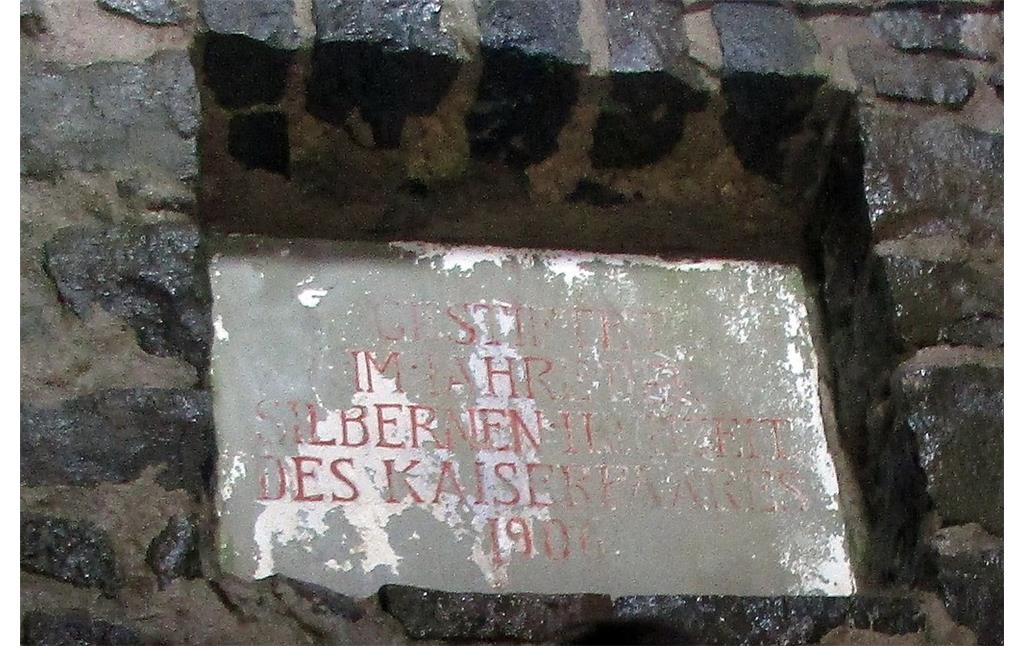 Tafel im Inneren des Kaiser-Wilhelm-Turmes auf der Hohen Acht, die Aufschrift lautet: "Gestiftet im Jahr der Silbernen Hochzeit des Kaiserpaares 1906" (2018).