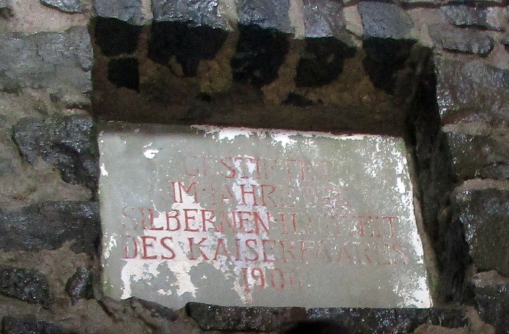 Tafel im Inneren des Kaiser-Wilhelm-Turmes auf der Hohen Acht, die Aufschrift lautet: "Gestiftet im Jahr der Silbernen Hochzeit des Kaiserpaares 1906" (2018).