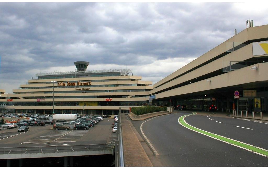 Die Hauptfassade des 1970 fertiggestellten Terminals 1 des Flughafens Köln/Bonn (2015).