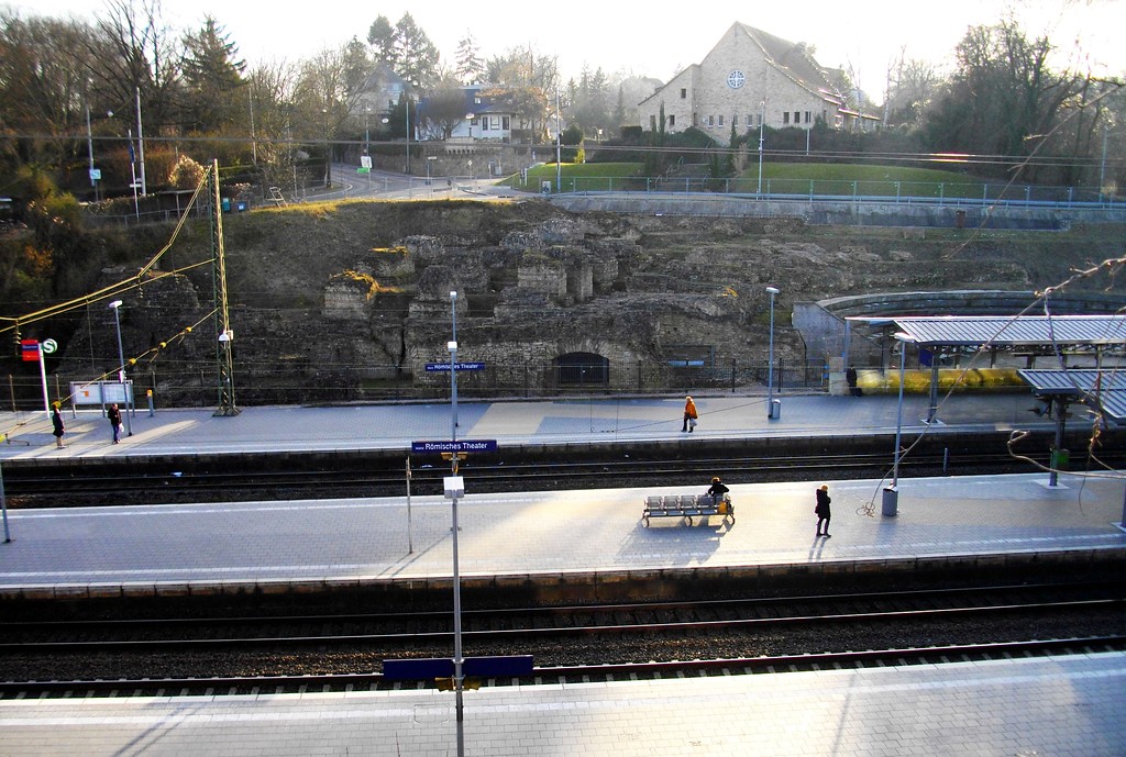 Blick auf den Bahnhof "Römisches Theater" in Mainz und das Römische Bühnentheater vom gegenüberliegenden Parkdeck (2015)