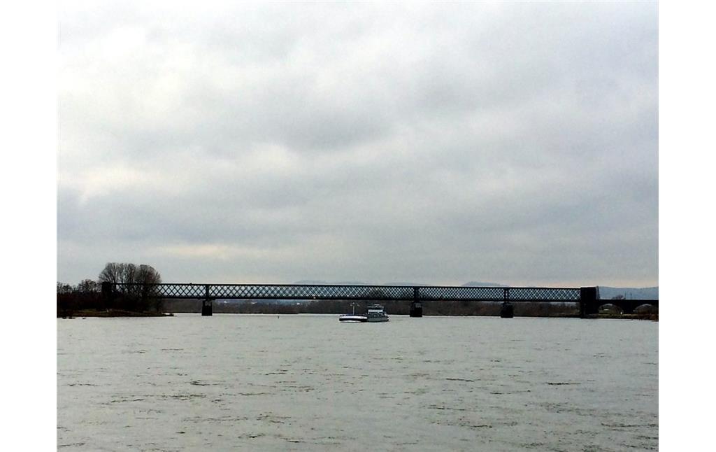 Blick auf die Kronprinz-Wilhelm-Brücke bei Engers, auch Rheinbrücke Engers-Urmitz oder Urmitzer Eisenbahnbrücke (2015).