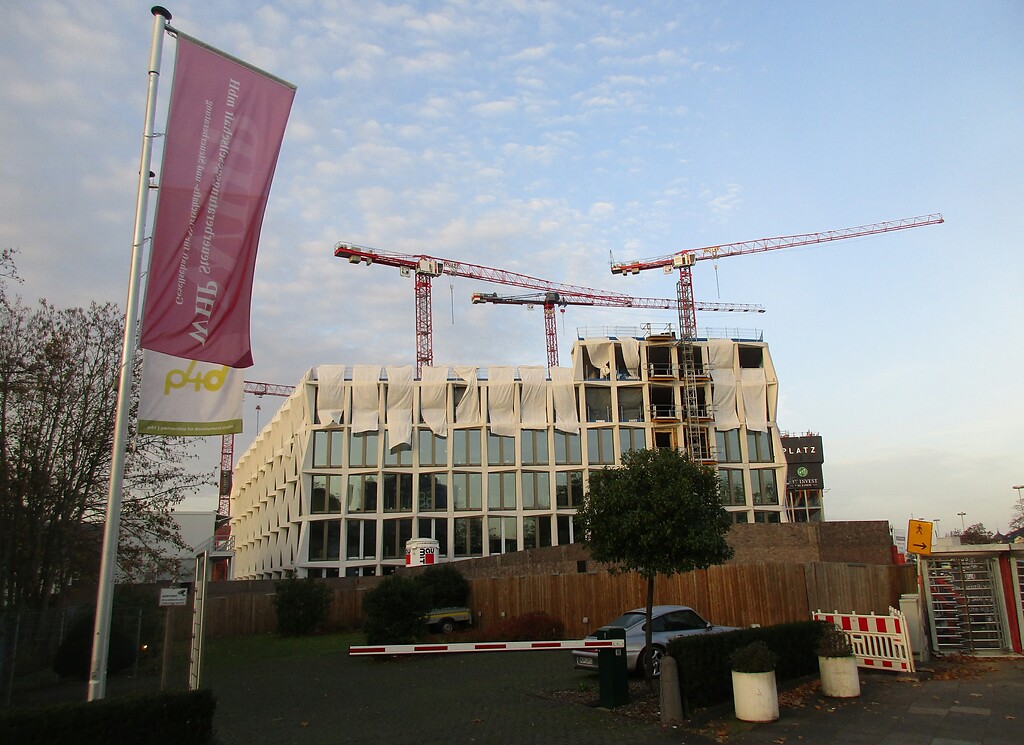 Neubau-Großbaustelle am Standort des 2017 durch Sprengung abgerissenen Hochhauses Bonn-Center (2020).