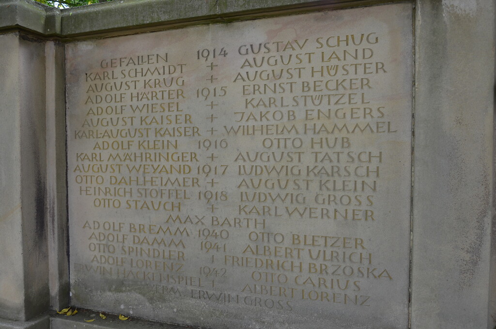 Detailansicht der linken Tafel als Teil des Kriegerdenkmals in Hottenbach (2021)