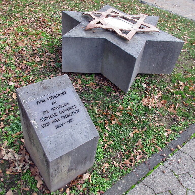 Gedenksteine im Bereich des früheren Standorts der im Zuge des Novemberpogroms von 1938 zerstörten und 1945 abgebrochenen Synagoge Remagen (2020).