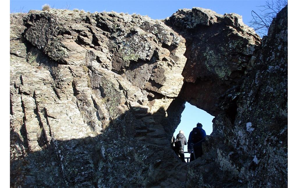 Die von Sagen und Mythen umrankte Felsformation "Teufelsloch" oberhalb des Ortes Altenahr im Landkreis Ahrweiler (2021).