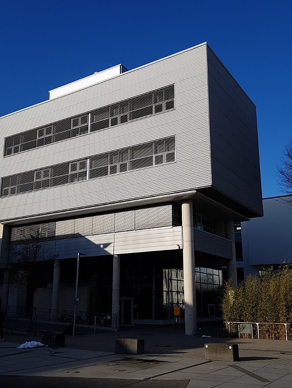 Ansicht von Süden auf den Eingangsbereich des G-Gebäudes auf dem Campus Koblenz der Universität Koblenz-Landau (2017).