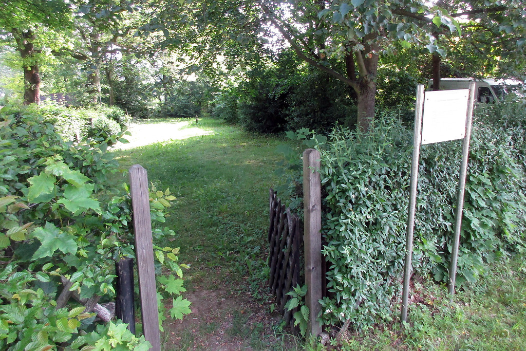 Eingangssituation zum jüdischen Friedhof in Hürtgenwald-Gey (2017).