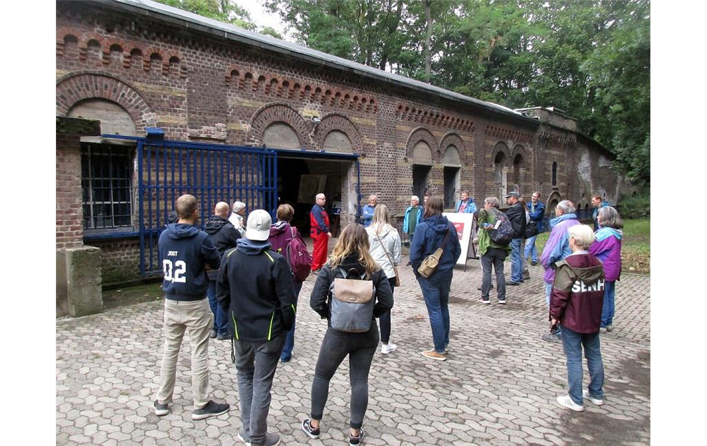 Fort IV der preußischen Festungswerke des äußeren Kölner Gürtels in Köln-Bocklemünd/Mengenich (2022): Eine Besuchergruppe während einer Führung zum Tag des offenen Denkmals 2022.