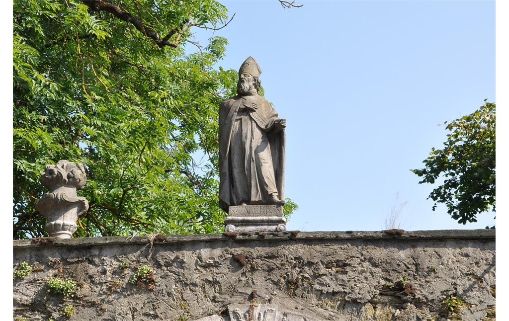 Statue des heiligen Valerius auf der Valeriuspforte vor dem Pfarrgarten in Villmar (2019)