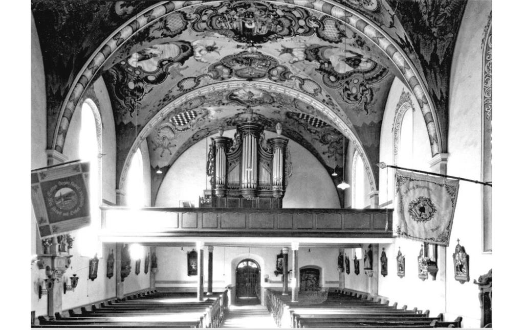 Innenraum der Kirche Sankt Martin in Briedel mit Blick auf die Orgel (1930)