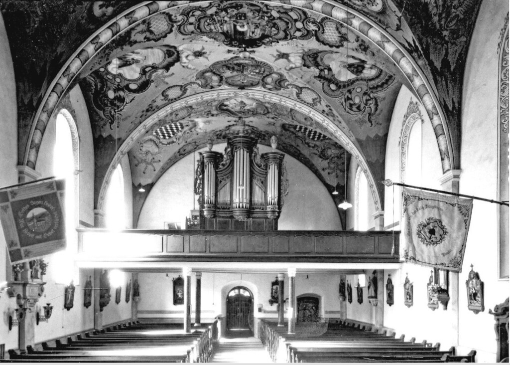 Innenraum der Kirche Sankt Martin in Briedel mit Blick auf die Orgel (1930)