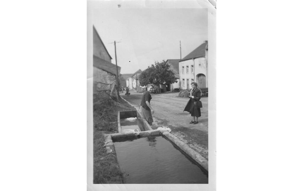 Historisches Foto des ehemaligen Laufbrunnen in Berglicht Ortsteil Berg (1952)
