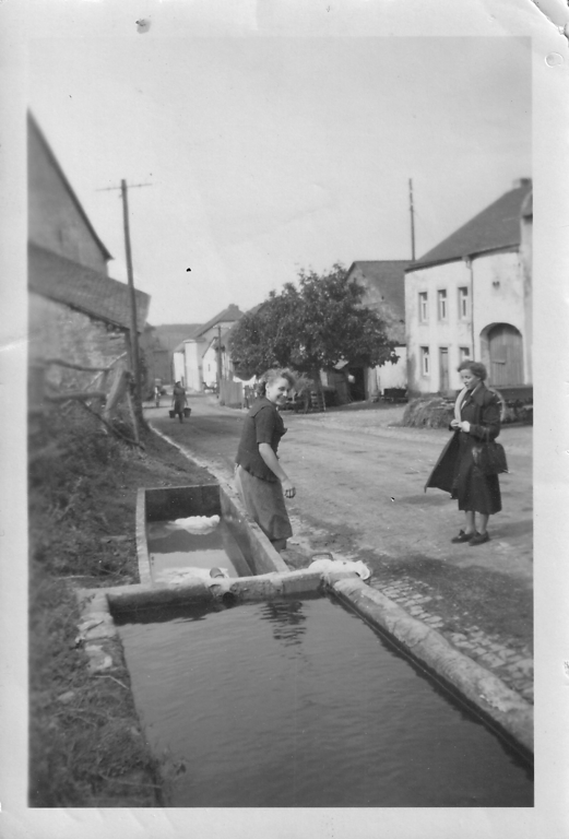 Historisches Foto des ehemaligen Laufbrunnen in Berglicht Ortsteil Berg (1952)