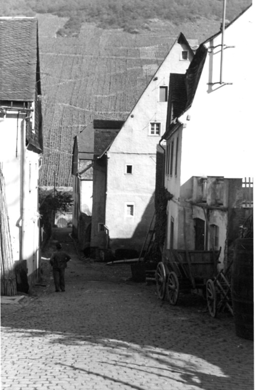 Blick in die Kuhnegaas, heute Himmerorder Straße in Briedel (1930er Jahre)