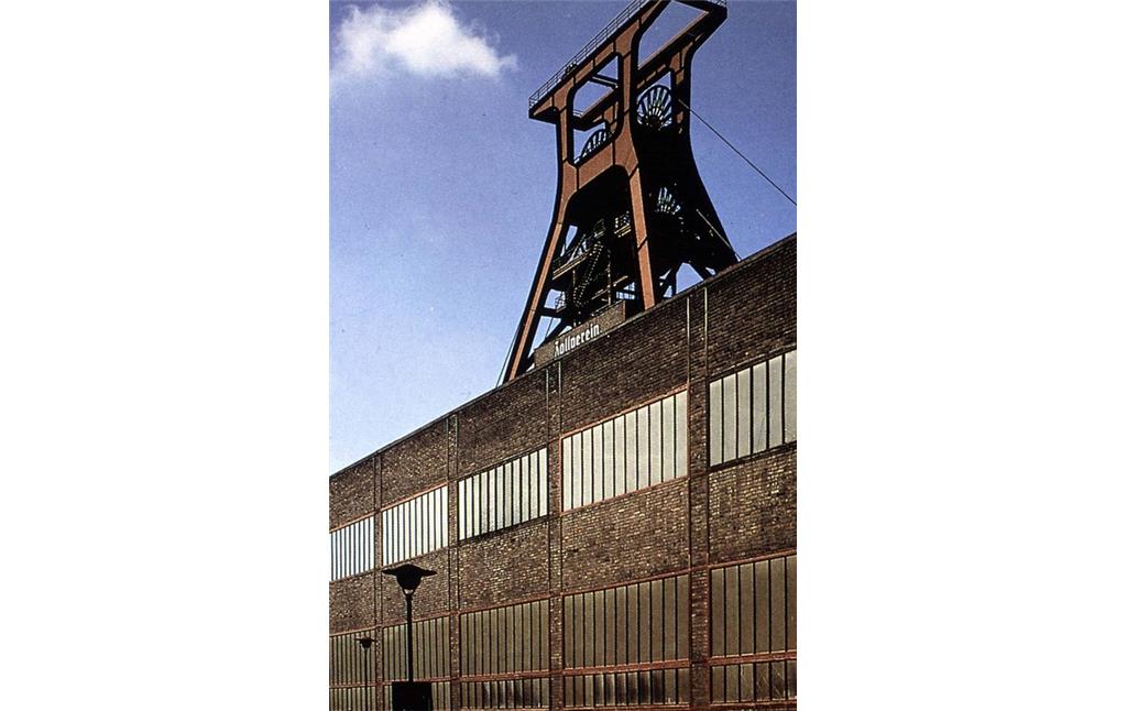 Fördergerüst Zollverein 12 mit mechanischer Werkstatt im Vordergrund, 2005