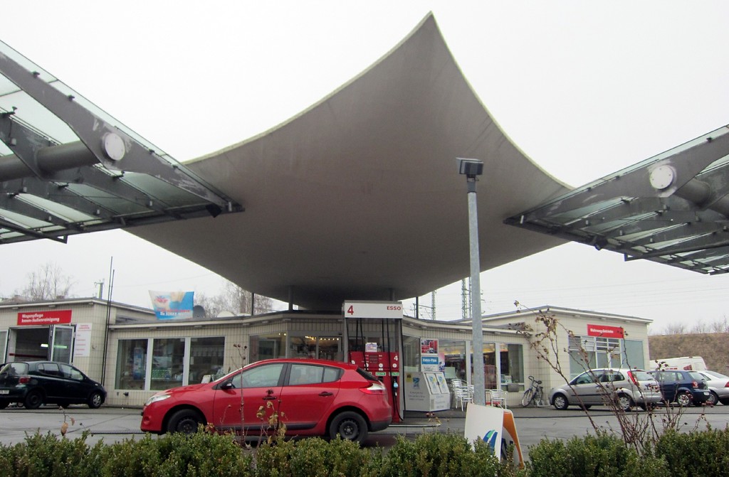 Die älteste Tankstelle Kölns, die ESSO-Station an der Lanxess Arena (ehemals Kölnarena) mit ihrer Überdachung im Stil der 1950er Jahre (2012).