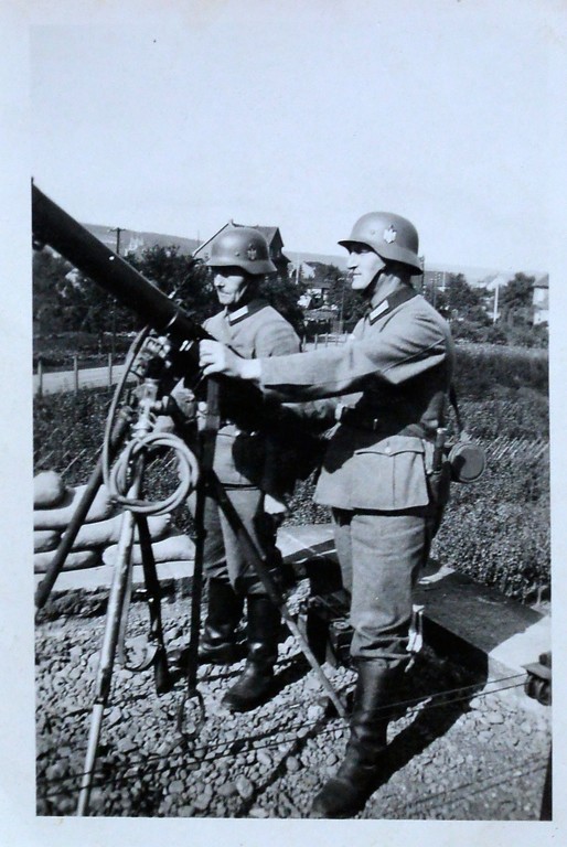 Zwei Soldaten am Maschinengewehr, die im Zweiten Weltkrieg zum Schutz an der Ludendorff Brücke in Remagen stationiert waren (um 1940).