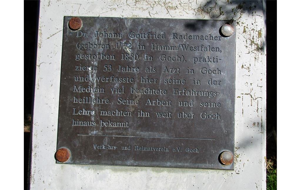Gedenktafel an der Grabstätte des Arztes Johann Gottfried Rademacher (1772-1850) auf dem ehemaligen Gocher Friedhof an der Ecke Kalkarer / Pfalzdorfer Straße (2016).