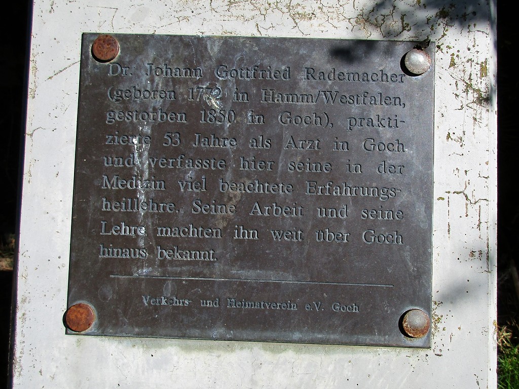 Gedenktafel an der Grabstätte des Arztes Johann Gottfried Rademacher (1772-1850) auf dem ehemaligen Gocher Friedhof an der Ecke Kalkarer / Pfalzdorfer Straße (2016).