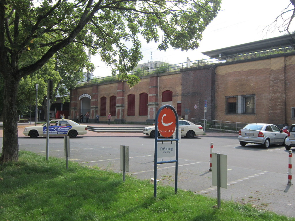 Empfangsgebäude im Bahnhof Rothe Erde in Aachen, Blick von Westen (2014)