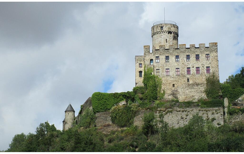 Blick von Osten auf die Burg Pyrmont zwischen Roes und Pillig (2020).