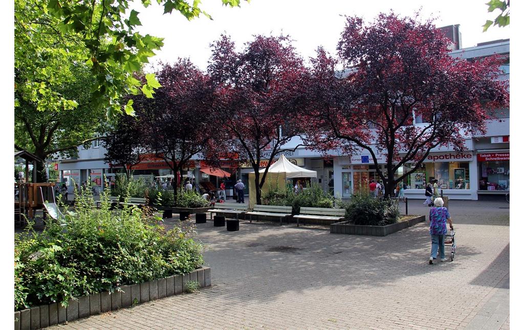 Einkaufszentrum im Kölner Stadtteil Neubrück (2015)
