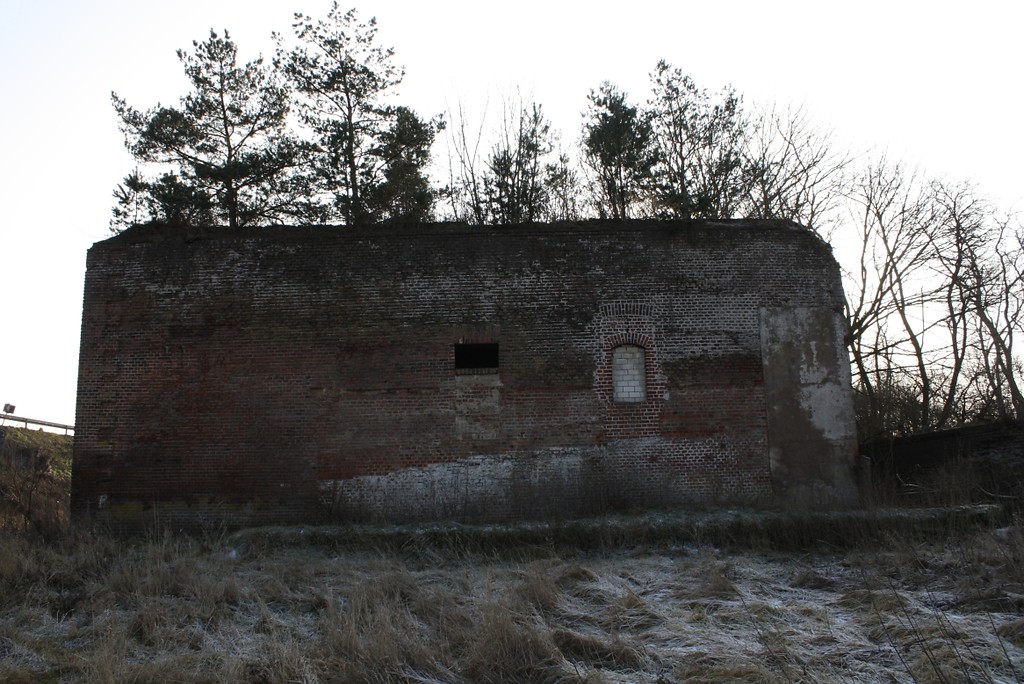 Außenwand der Defensionskaserne des Fort Blücher bei Wesel-Büderich von Norden aus im Januar 2009.
