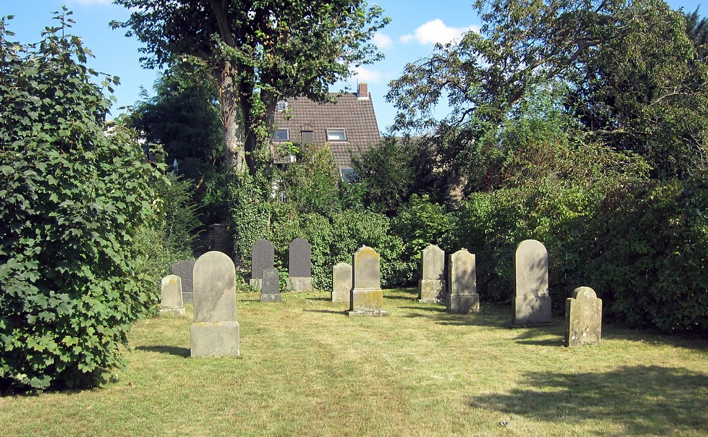 Grabstellen auf dem jüdischen Friedhof am Kuhweg in Neuss-Grimlinghausen (2014)