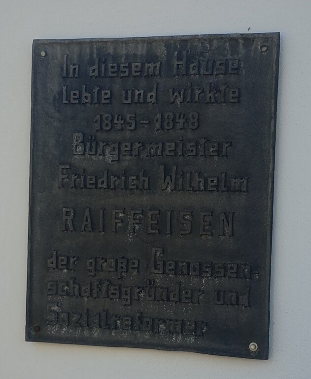Erinnerungsplakette am Raiffeisen-Begegnungs-Zentrum, einst Bürgermeisterhaus, in Weyerbusch (2021)