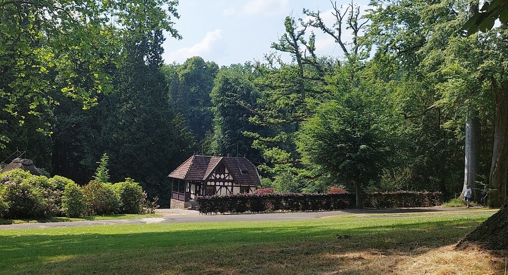 Das "Spatzenhaus" im Hügelpark der Villa Hügel in Essen-Bredeny (2023). Der Industrielle Friedrich Alfred Krupp ließ das Fachwerkhaus 1894 als Spielhaus für seine Töchter Bertha und Barbara errichten.
