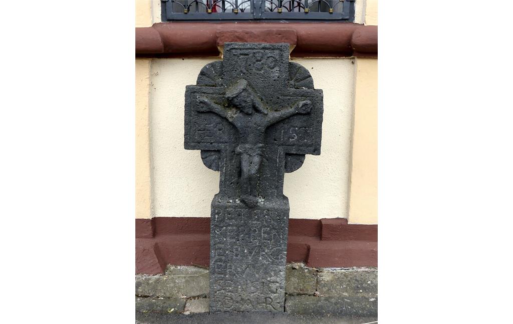 Grabkreuz von 1780 vor dem Bildstock im Dreifaltigkeitsweg in Sinzig (2020)