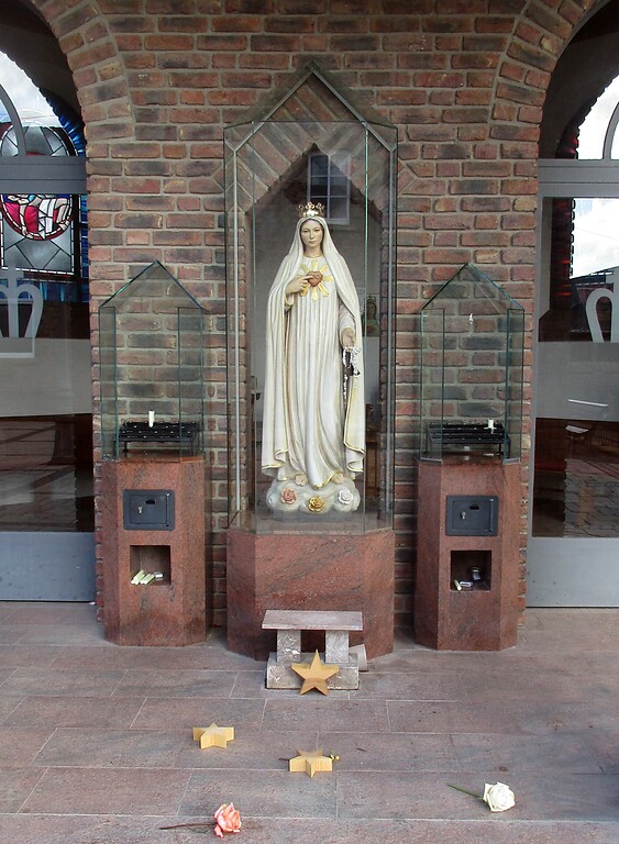 Das Gnadenbild der Muttergottes an der Fátima-Kapelle (Kapelle Maria Frieden) in Vettweiß-Sievernich (2021).