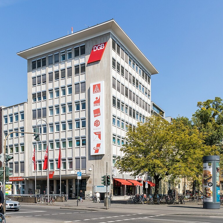Das DGB-Haus am Hans-Böckler-Platz 1 in Köln-Neustadt-Nord, rechts davon der namensgebende Hans-Böckler-Platz (2018).