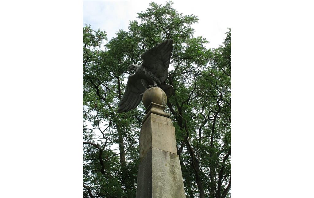 Adlerfigur auf dem oberen Teil des Kriegerdenkmals an der Hurster Straße in Windeck-Rosbach (2021).