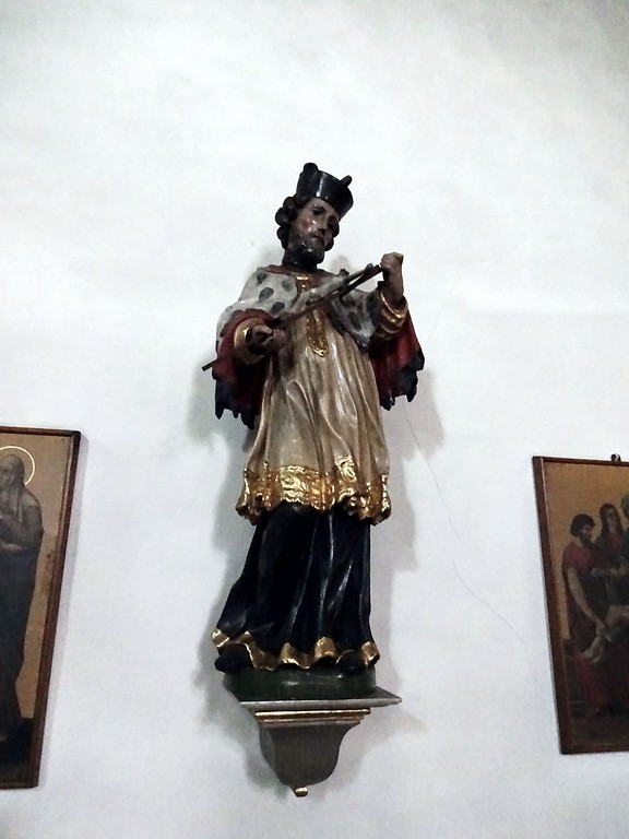 Figur des heiligen Nepomuk in der katholischen Pfarrkirche Maria Himmelfahrt in Dörrebach (2016)