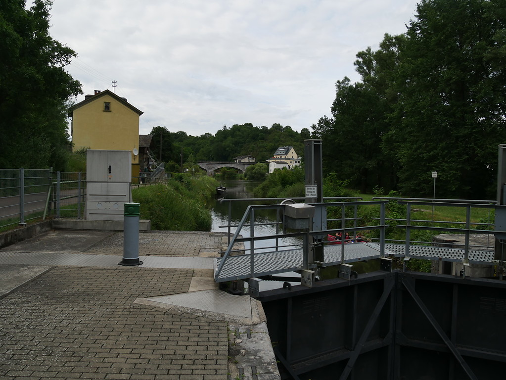 Wärterhaus, Tor und Kanal der Schleuse Villmar (2017)