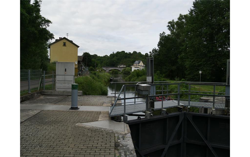Wärterhaus, Tor und Kanal der Schleuse Villmar (2017)