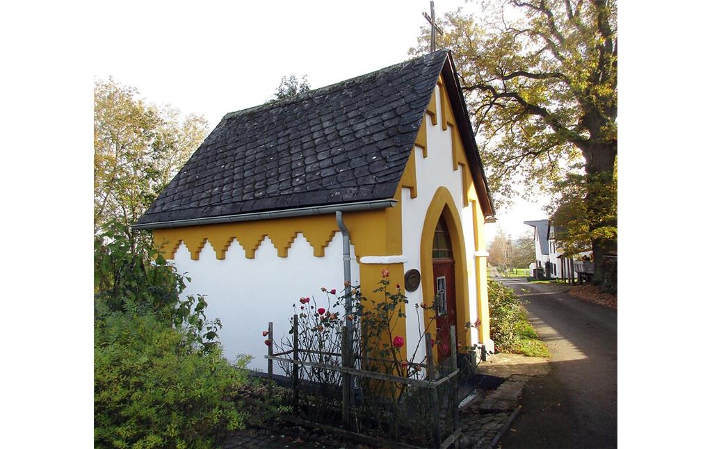 Die kleine Hofkapelle an den Windhäuser Höfen auf der Moselhöhe oberhalb von Karden (2020).
